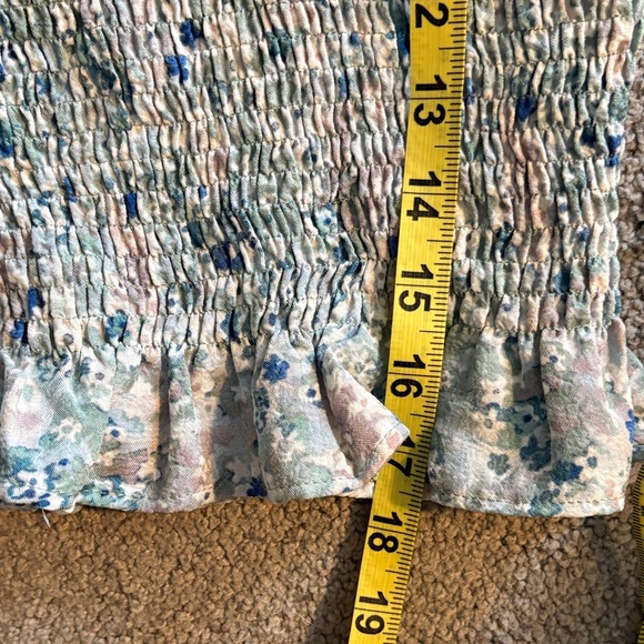 Paper Crane Floral Smocked Ruffle Sleeve Top. Size Medium - Picture 7 of 7